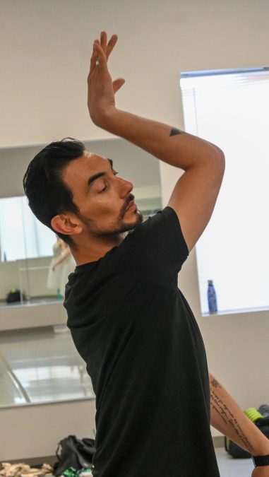 Aldo Kattón leading rehearsal