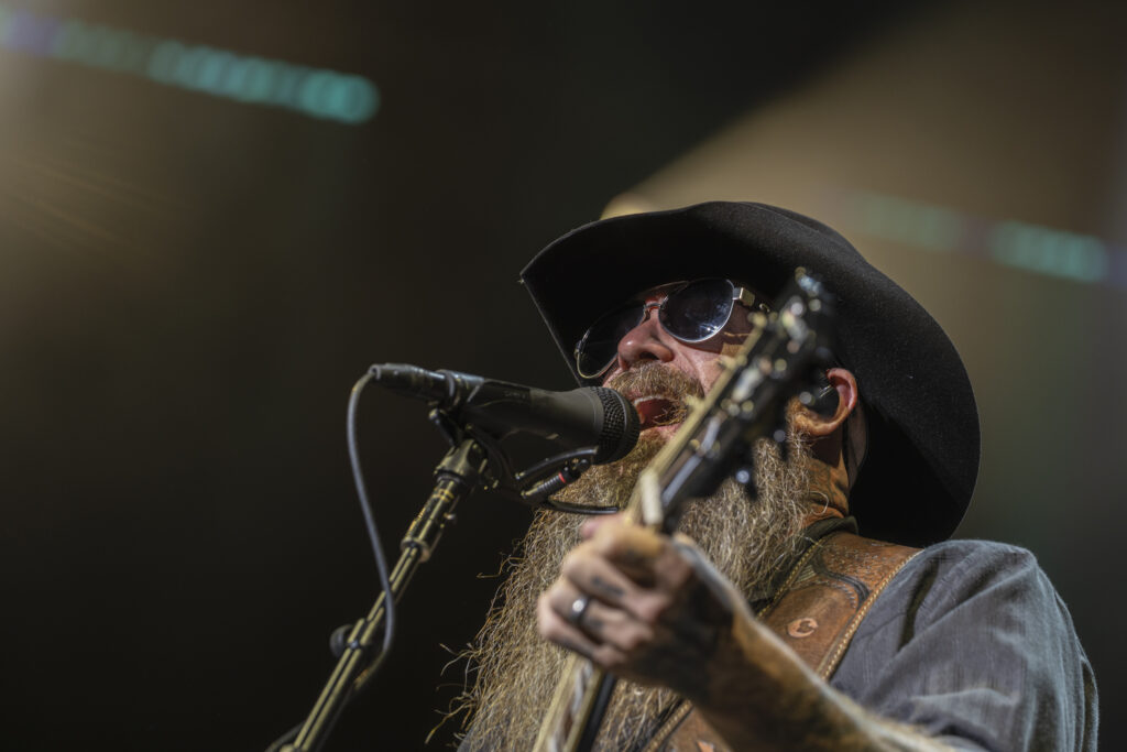 Under rustic lights, Cody Jinks strides onstage at the Empower FCU Amphitheater with the force of an icon, temperament steeped in honky-tonk grit and indie spirit.
