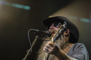 Under rustic lights, Cody Jinks strides onstage at the Empower FCU Amphitheater with the force of an icon, temperament steeped in honky-tonk grit and indie spirit.