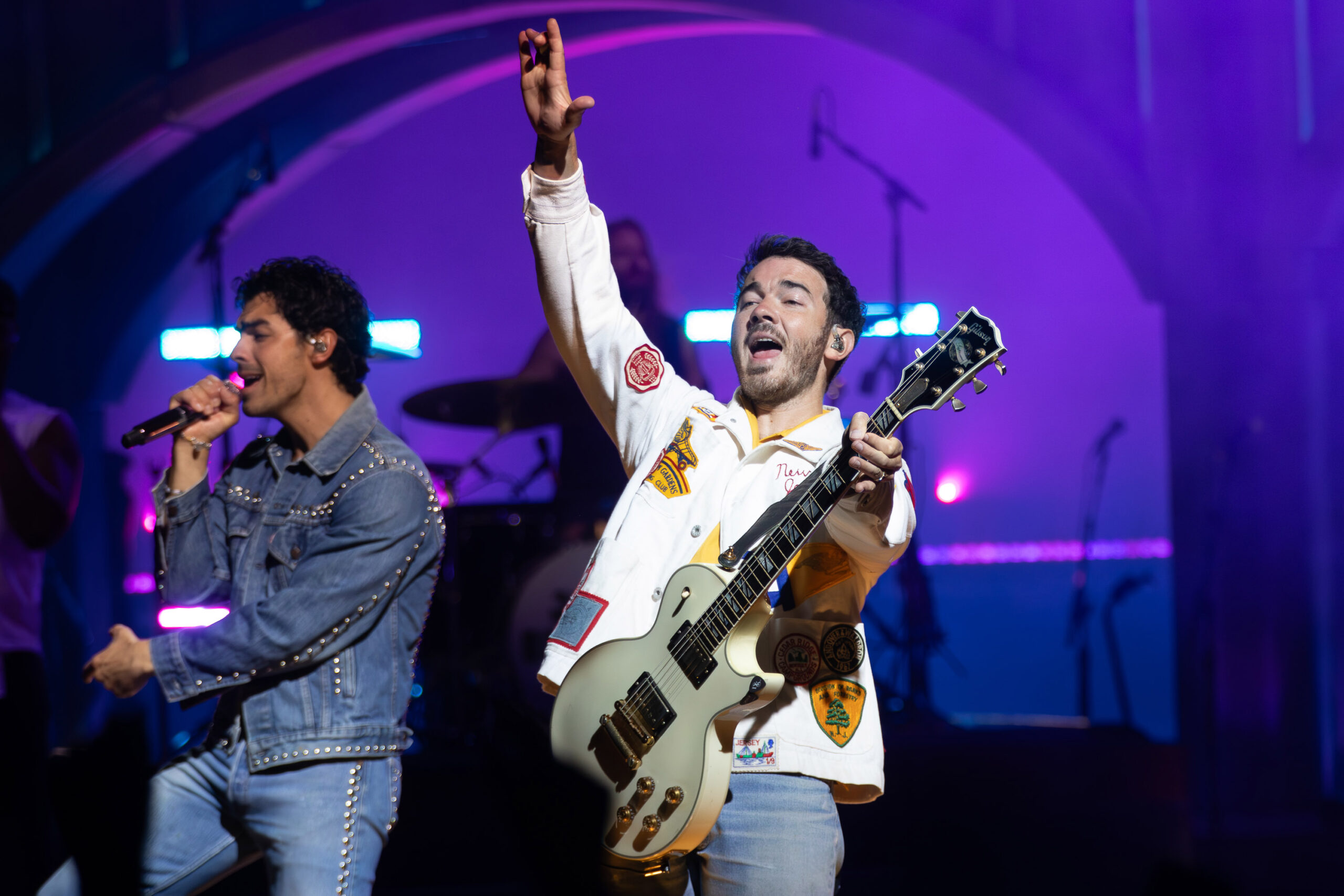 Joe (left) and Kevin Jonas perform during the JONAS20: Greetings From Your Hometown Tour at Empower Federal Credit Union Amphitheater at Lakeview in Syracuse, NY on Tuesday, Aug. 19, 2025. Photo by Kayla Breen.