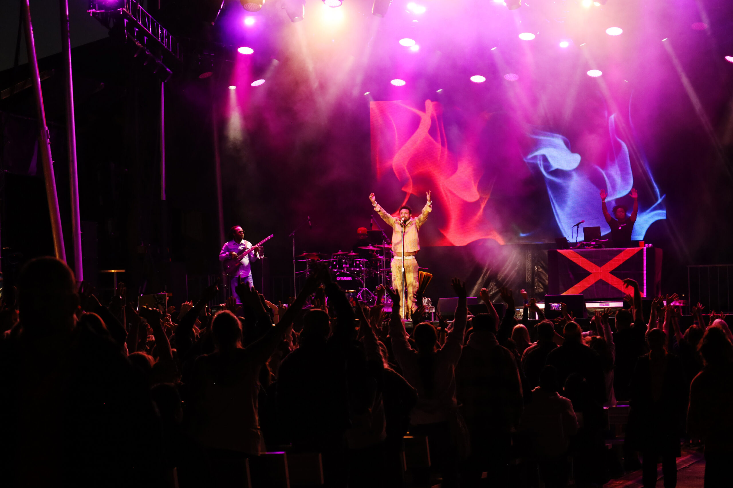 Shaggy encourages the crowd to clap along at the Suburban Park stage at the 2025 New York Stage Fair on Saturday, August 30, 2025.