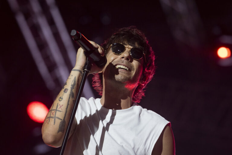 Louis Tomlinson performs at Lollapalooza India 2025.