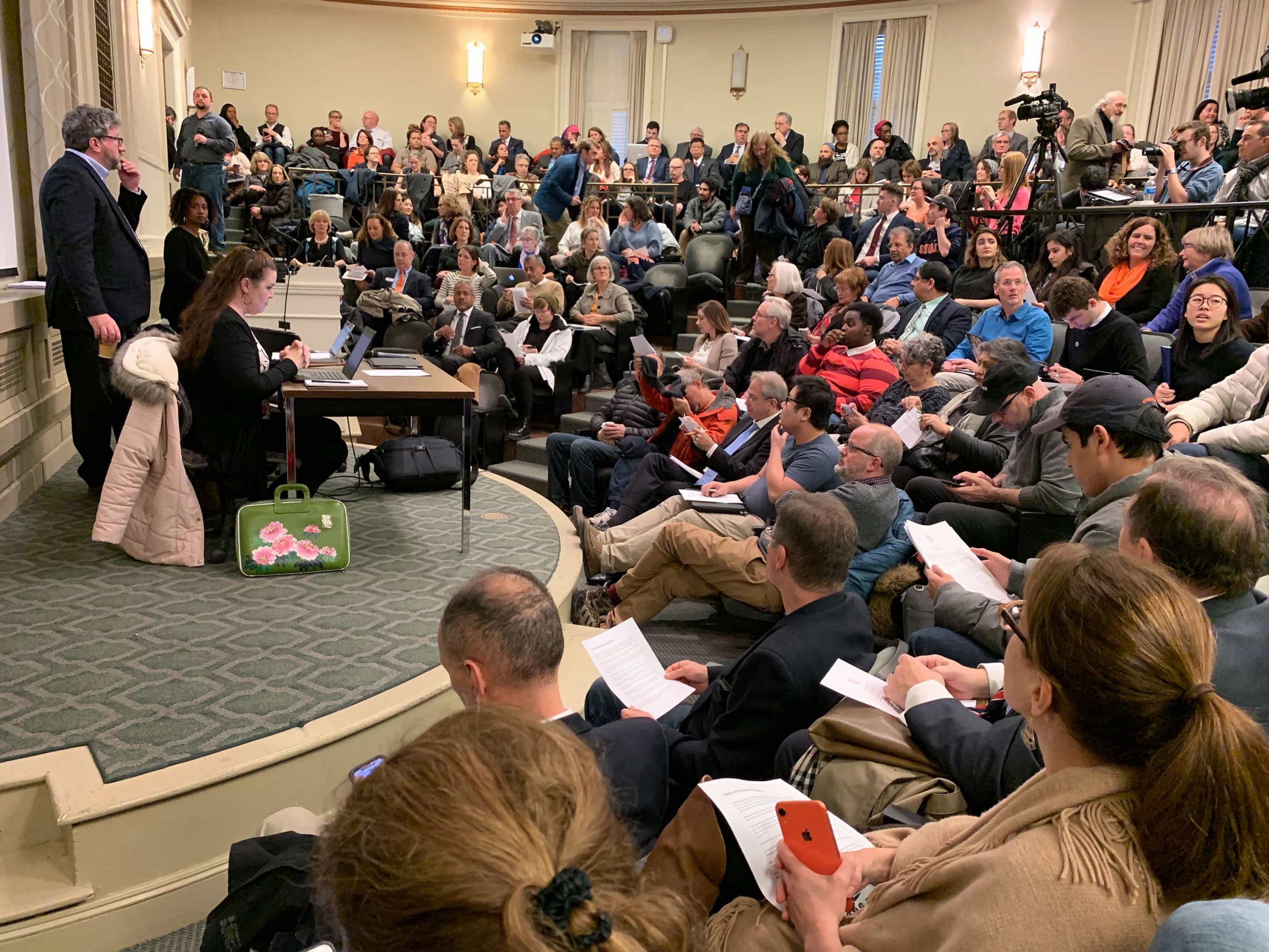 SU faculty members and students packed Maxwell Auditorium on Wednesday for a University Senate meeting to discuss recent campus controversies.