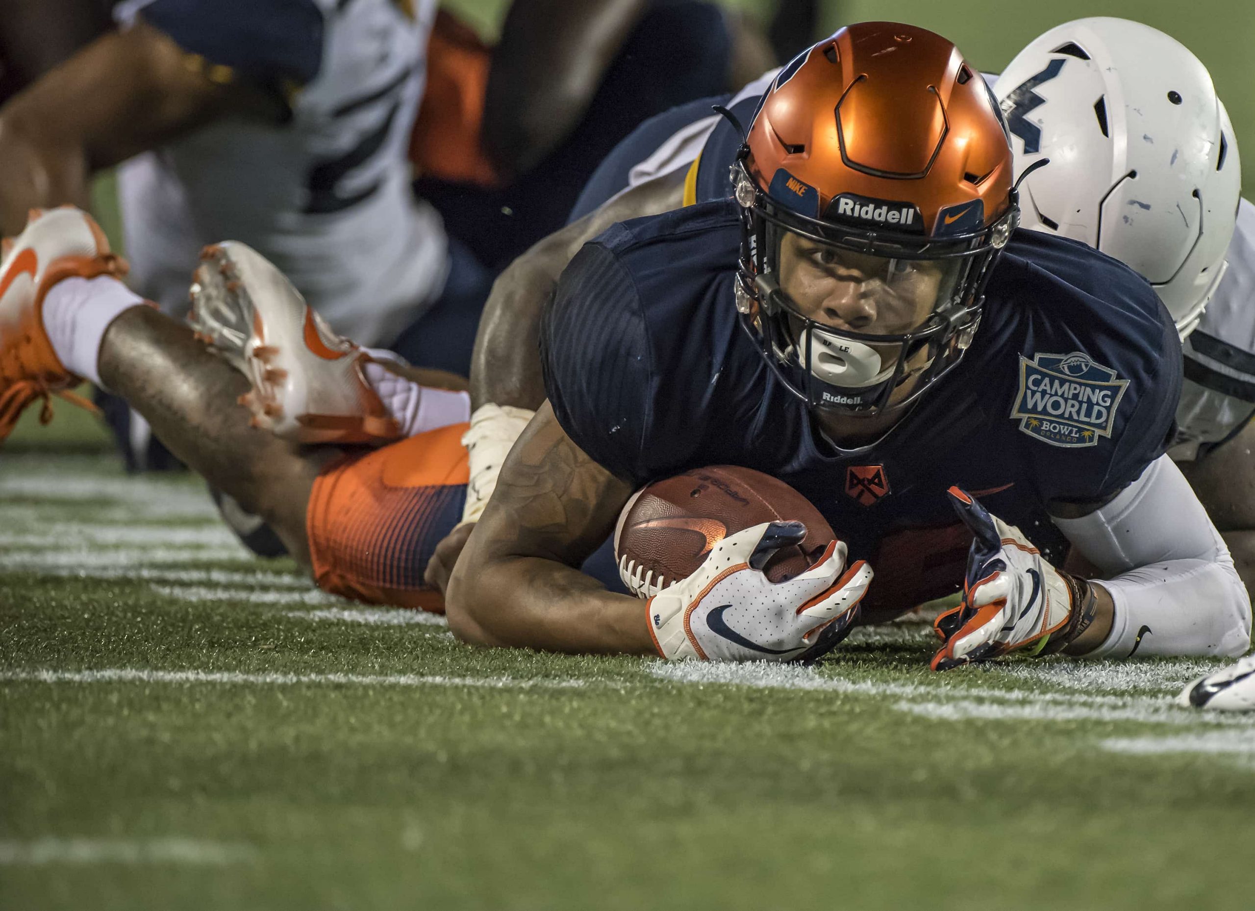 The Syracuse Orange defeat the West Virginia Mountaineers 34-18.